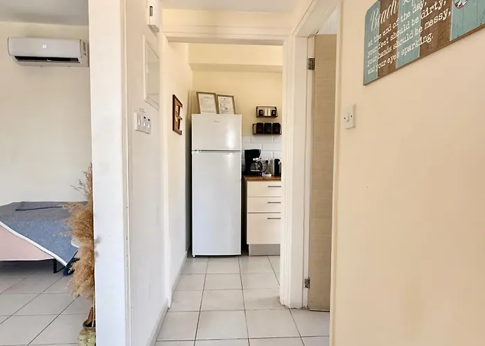 Lägenhet Lovely Ap In The Center Of Kato Paphos